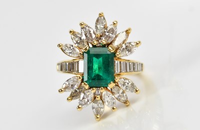 Lot 449 - A good diamond and emerald cluster ring, set...