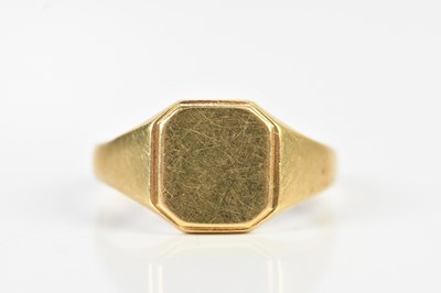 Lot 593 - A 9ct yellow gold gentleman's signet ring with...