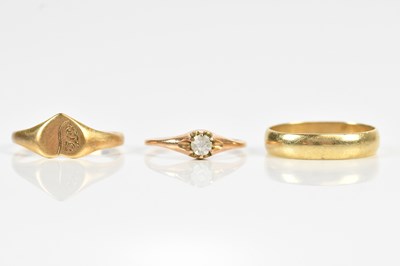 Lot 592 - A 9ct yellow gold wedding band, size O...