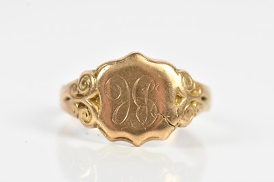 Lot 589 - A late 19th century 9ct yellow gold signet...