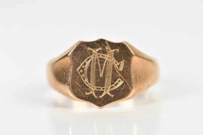 Lot 590 - A 9ct yellow gold signet ring, with engraved...