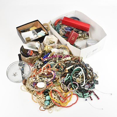 Lot 781 - An extensive collection of assorted costume...