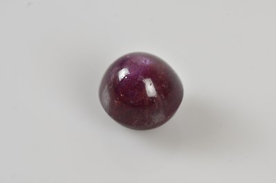 Lot 47 - LOOSE GEMSTONE; a star ruby cabochon, 13.3mm x...