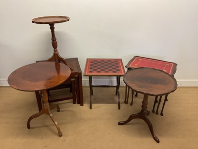Lot 720 - A quantity of occasional tables to include...