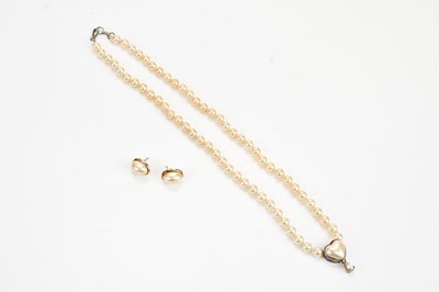 Lot 344 - A single strand of simulated pearls with heart...