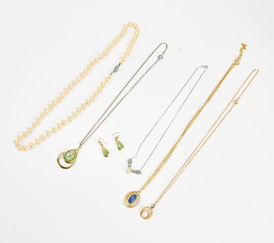 Lot 676 - A selection of assorted costume jewellery...