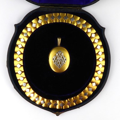 Lot 1008 - An early 20th century two-tone gold collar...