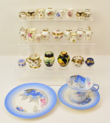 Lot 158 - Twenty-six items of porcelain cabinet...
