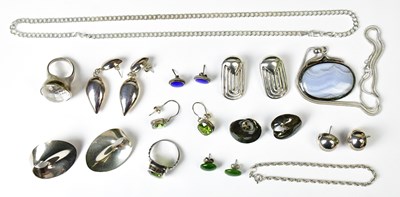 Lot 874 - A group of 925 silver jewellery, comprising a...