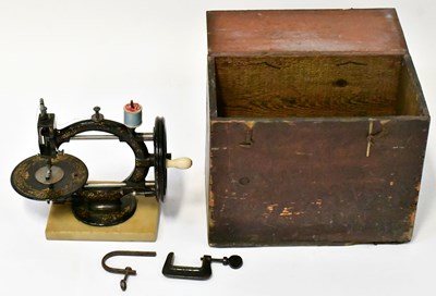 Lot 252 - A Little Wanzer sewing machine with case.