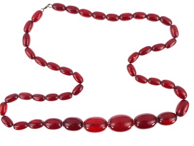 Lot 1035 - A vintage amber-style necklace with graduated...