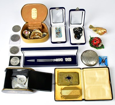 Lot 281 - A collectors' lot, to include thirteen navette-...
