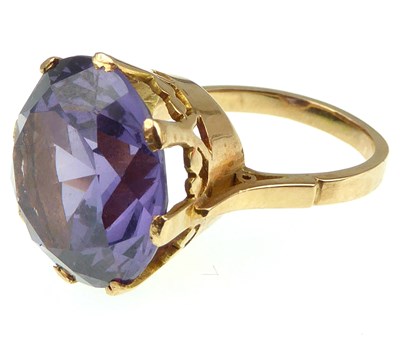 Lot 962 - A 9ct gold dress ring with a large synthetic...