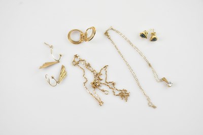 Lot 469 - A collection of 9ct yellow gold comprising...