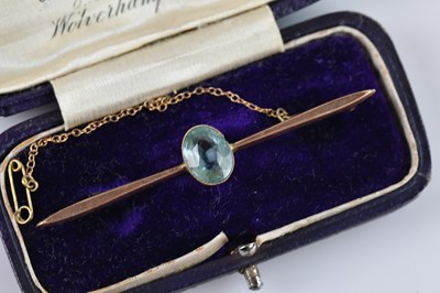 Lot 484 - A 9ct yellow gold blue stone bar brooch,...