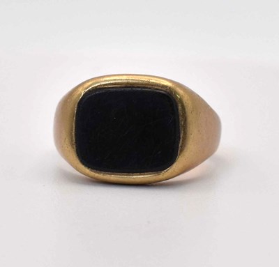 Lot 595 - A 9ct gold onyx signet ring, size P, 5.5g