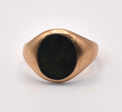 Lot 596 - A 9ct gold agate signet ring, size P, 4.8g