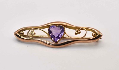 Lot 615 - A 9ct gold Art Nouveau amethyst brooch, 1.4g,...