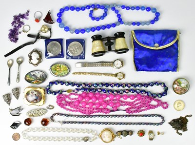 Lot 886 - Vintage costume jewellery to include a...