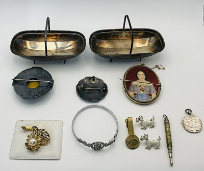 Lot 551 - A group of assorted silver and costume...