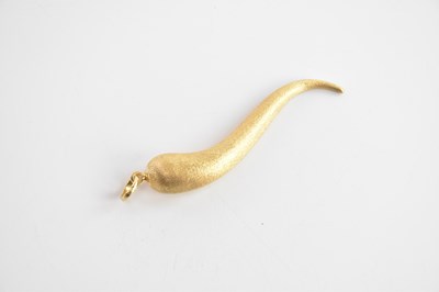 Lot 471 - A yellow metal textured pendant, stamped '750'...