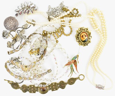 Lot 1065 - Costume jewellery to include enamelled brooch,...