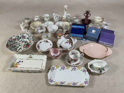 Lot 269 - A small quantity of collectible ceramics, to...