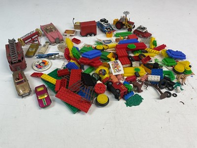 Lot 174 - A quantity of vintage toys, to include Dinky...