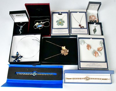 Lot 907 - A quantity of boxed costume jewellery, to...
