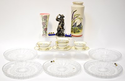 Lot 156 - A small quantity of ceramics and glass...