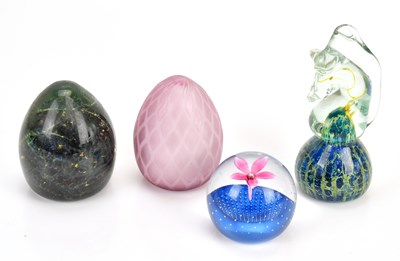 Lot 1626 - MDINA; a seahorse paperweight, and three...