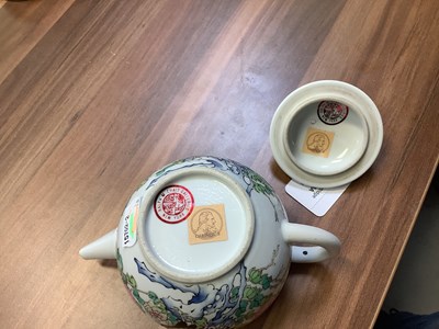 Lot 246 - A Chinese Chenlung Famille Rose teapot painted...