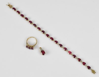 Lot 442 - A 9ct yellow gold three piece suite of...