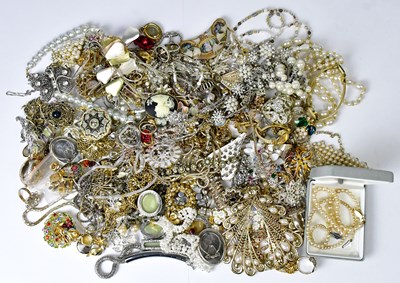Lot 901 - A quantity of vintage and modern, mainly...