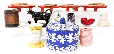 Lot 225 - A collection of ceramics and collectibles to...