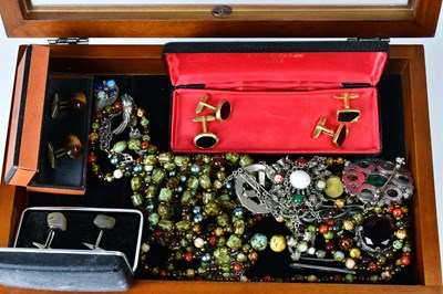 Lot 906 - A quantity of costume jewellery, mainly...