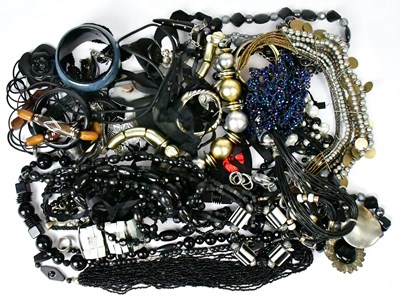 Lot 897 - A quantity of mainly costume jewellery, to...