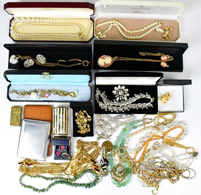 Lot 899 - A quantity of vintage and modern costume...