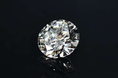 Lot 1528 - An IGI (International Gemological Institute)...