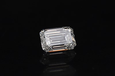 Lot 1529 - An IGI (International Gemological Institute)...