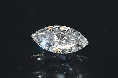 Lot 1526 - An IGI (International Gemological Institute)...