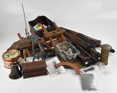 Lot 2226 - An assortment of collectors' items including...