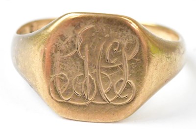 Lot 880 - A 9ct yellow gold signet ring with monogram to...