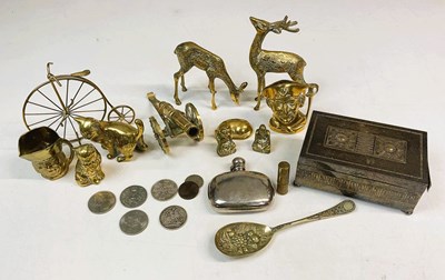 Lot 749 - A quantity of brass and other collectable...
