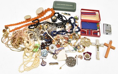 Lot 1277 - A small collection of assorted costume jewellery