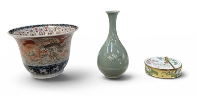 Lot 1038 - A modern Chinese hand painted Imari decorated...