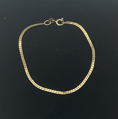 Lot 688 - A 9ct yellow gold flat link bracelet, length...