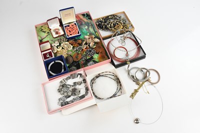 Lot 268 - A selection of assorted costume jewellery...