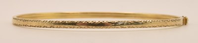 Lot 1517 - A 9ct yellow gold snap bangle, 5.5 x 6.5cm,...
