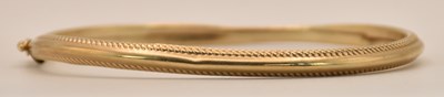 Lot 1510 - A 9ct yellow gold hinged bracelet with beaded...